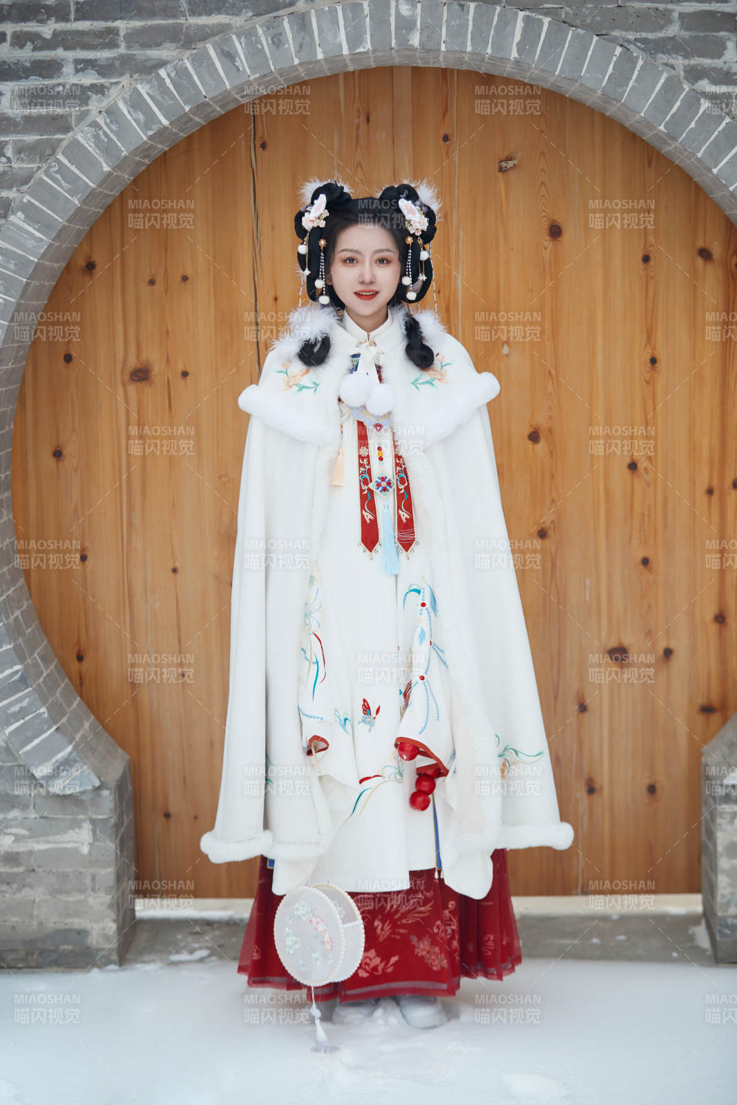 大雪后戶外身穿明朝漢服的亞洲少女