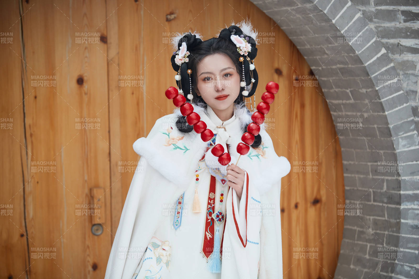 大雪后戶外身穿明朝漢服的亞洲少女