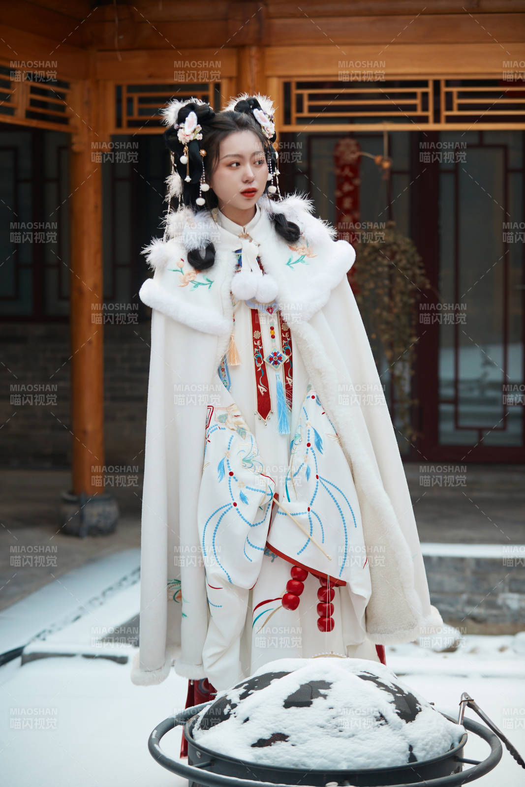 大雪后戶外身穿明朝漢服的亞洲少女