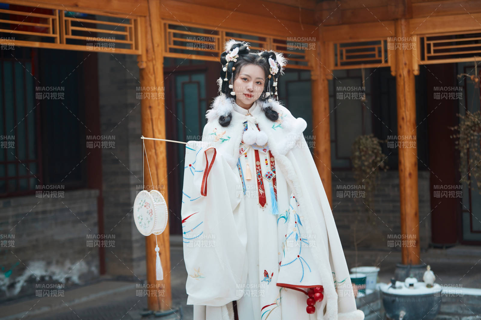 大雪后戶外身穿明朝漢服的亞洲少女