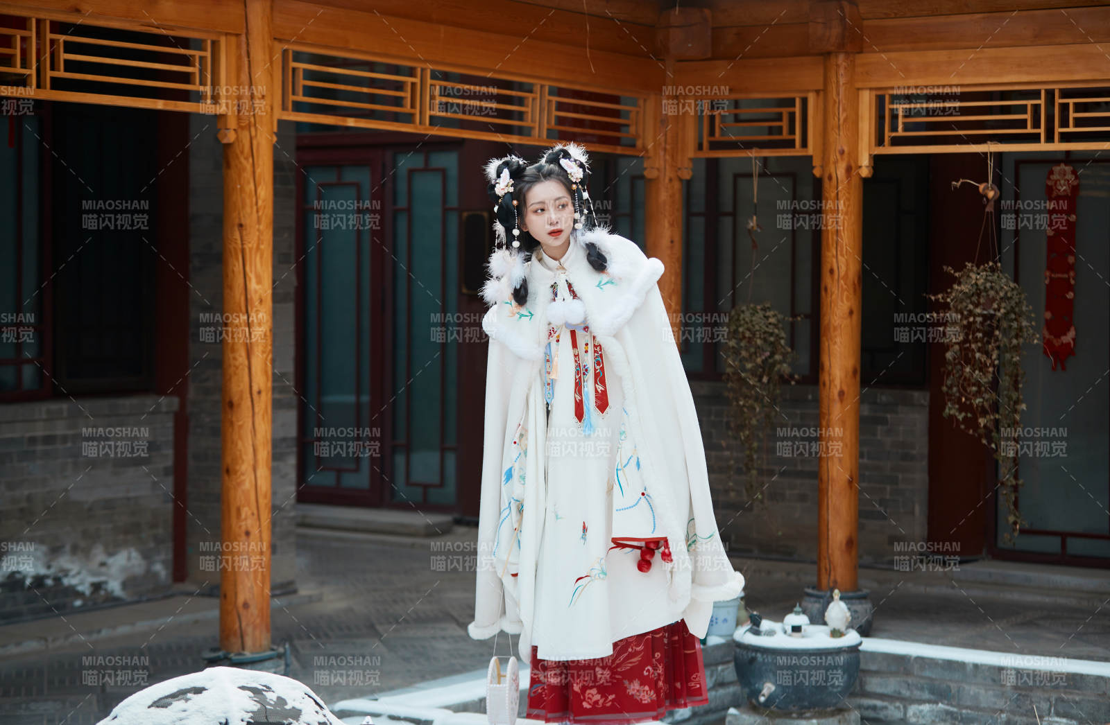 大雪后戶外身穿明朝漢服的亞洲少女