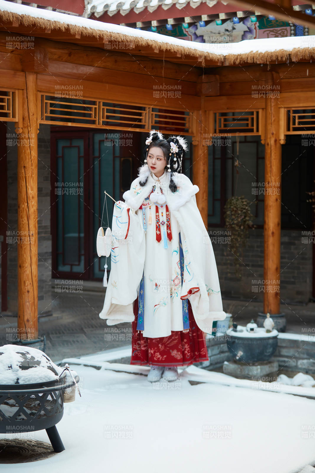 大雪后戶外身穿明朝漢服的亞洲少女