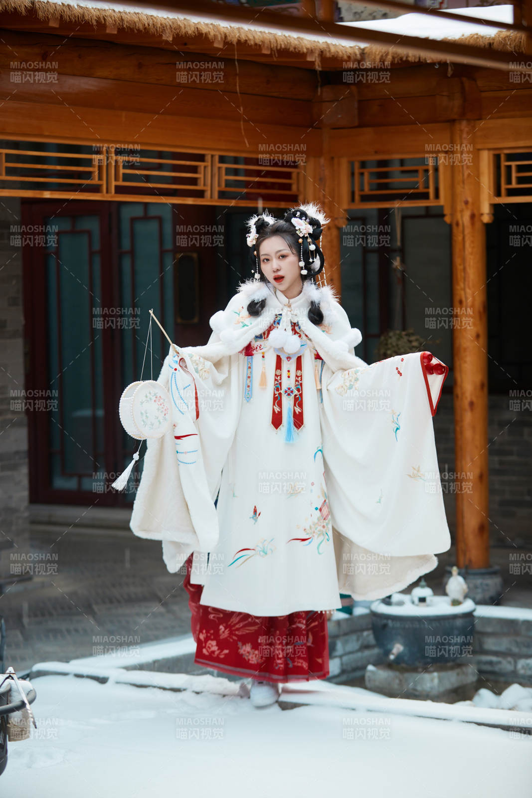 大雪后戶外身穿明朝漢服的亞洲少女