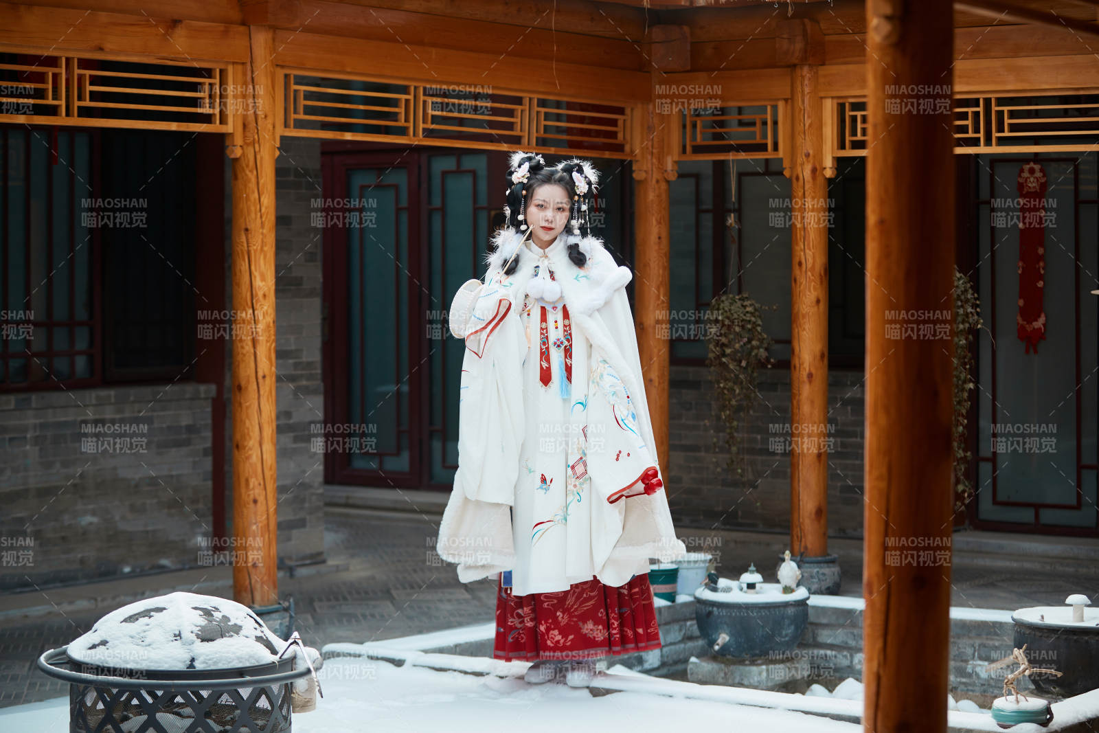 大雪后戶外身穿明朝漢服的亞洲少女