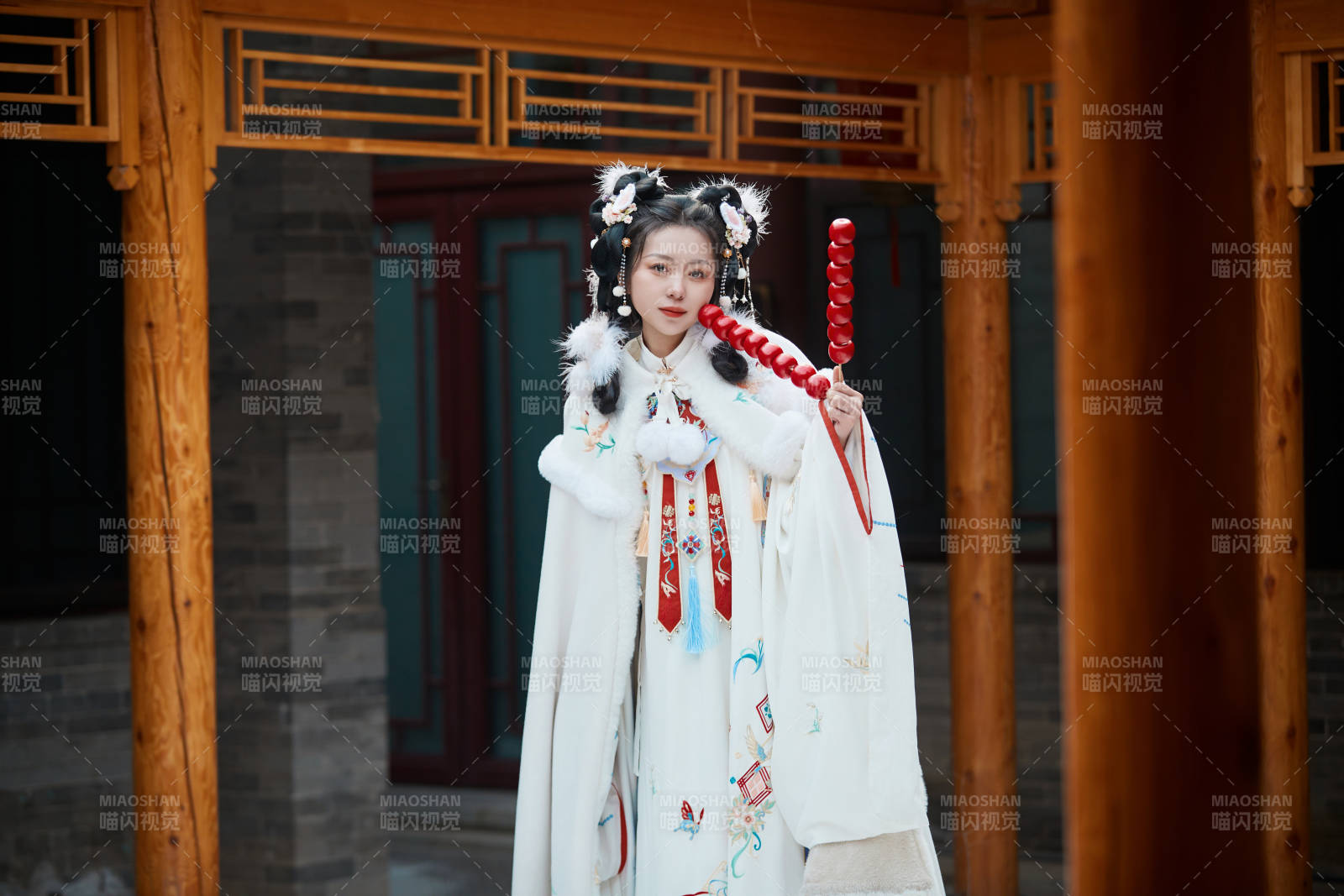 大雪后戶外身穿明朝漢服的亞洲少女