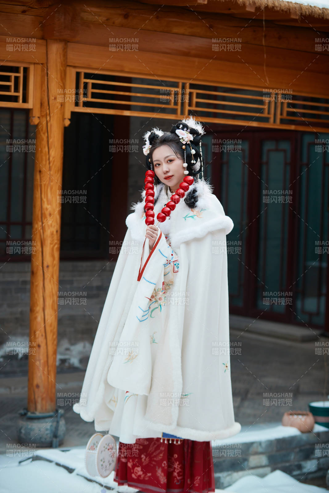 大雪后戶外身穿明朝漢服的亞洲少女