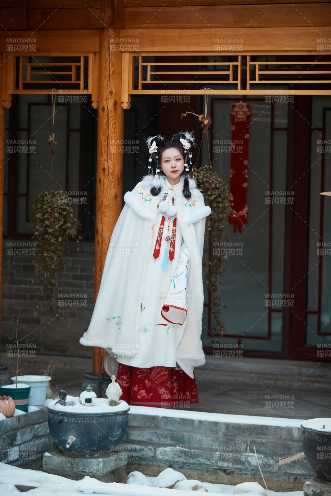 大雪后戶外身穿明朝漢服的亞洲少女