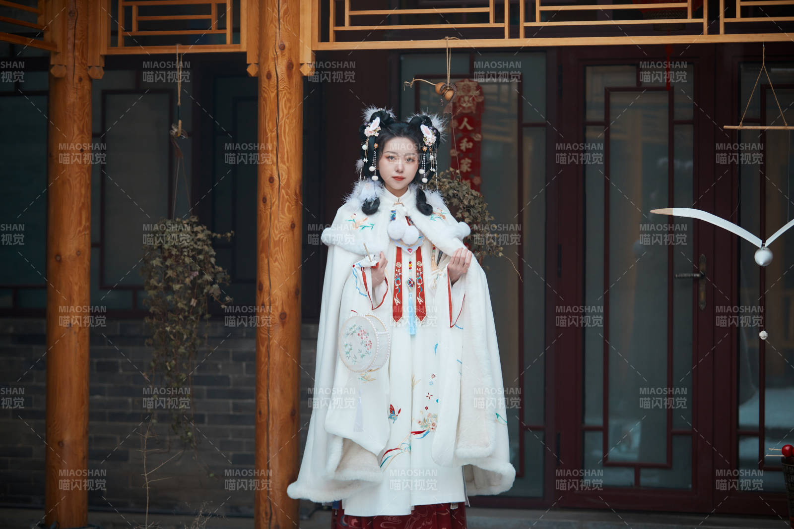 大雪后戶外身穿明朝漢服的亞洲少女