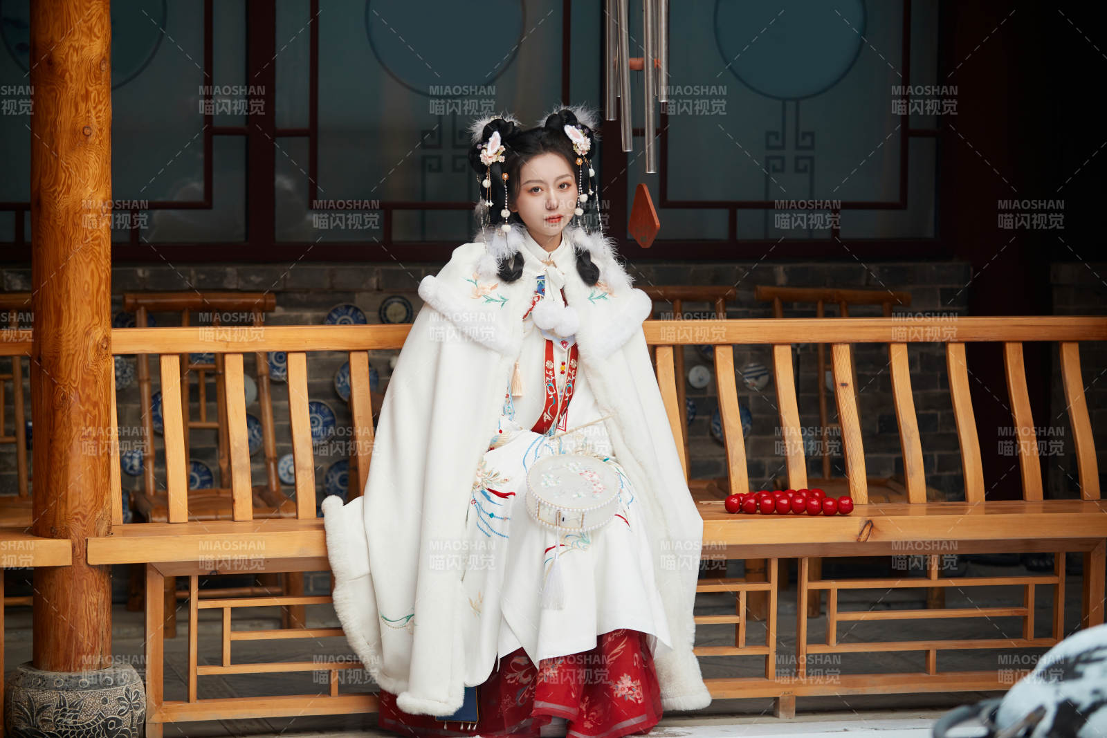 大雪后戶外身穿明朝漢服的亞洲少女