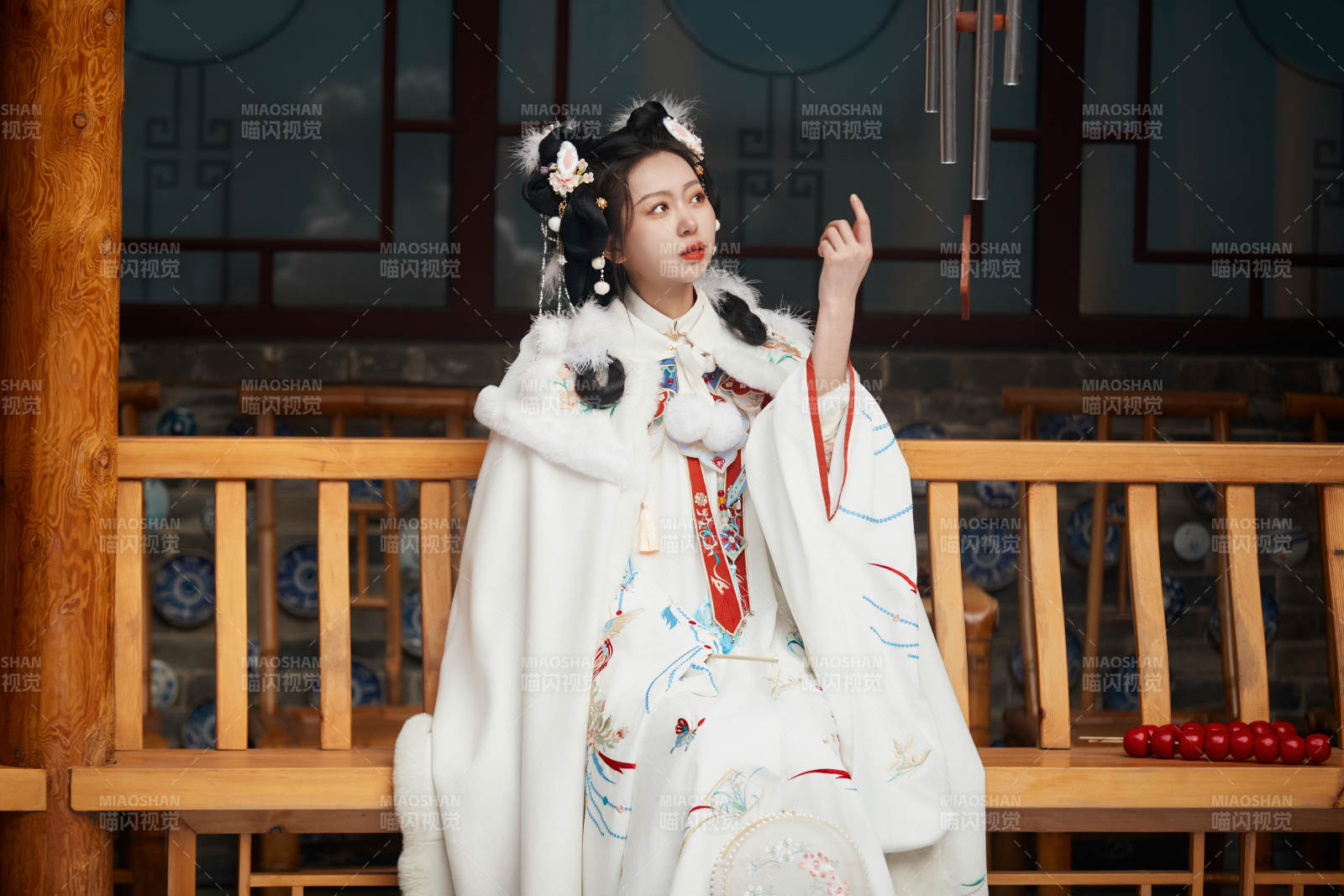 大雪后戶外身穿明朝漢服的亞洲少女