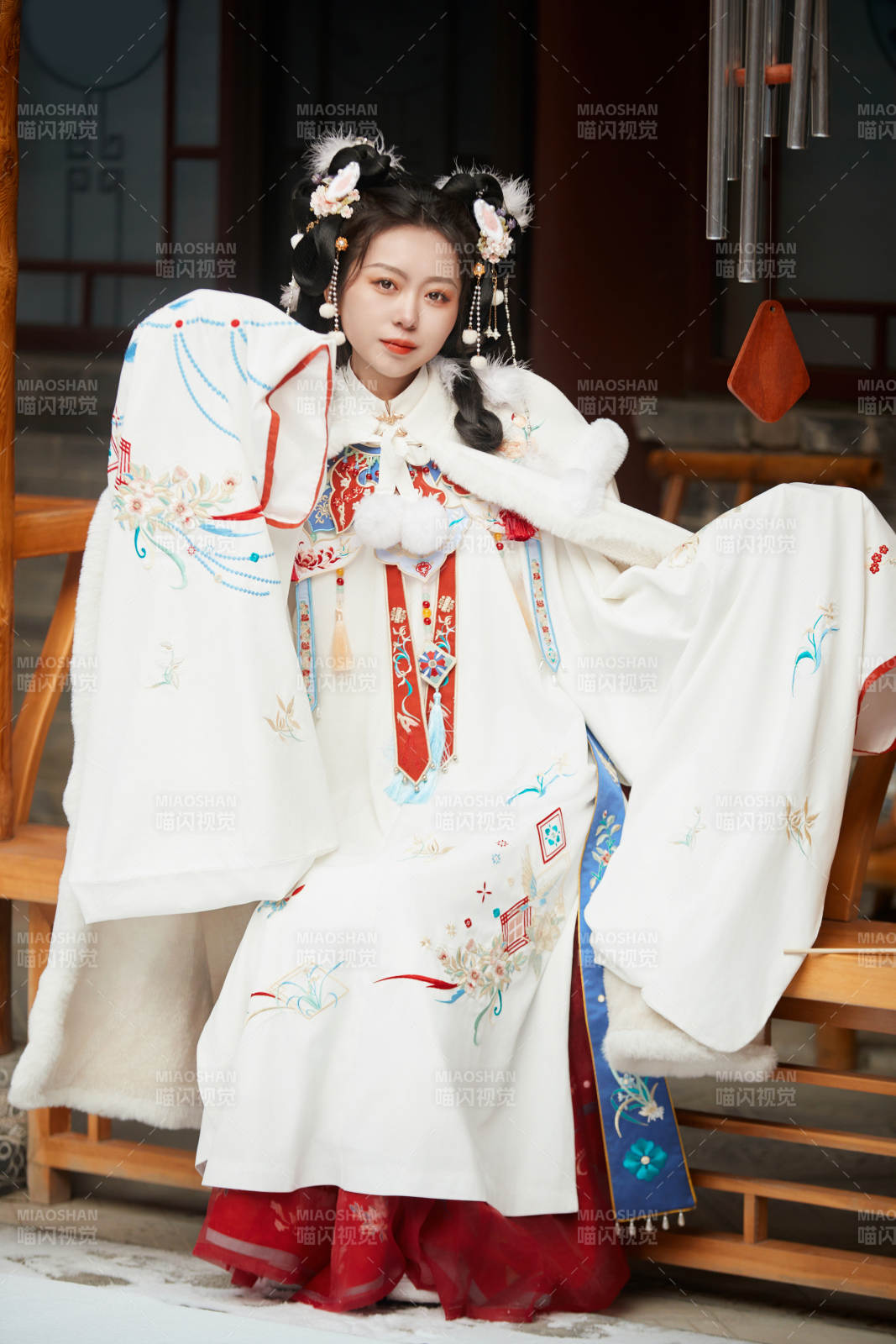 大雪后戶外身穿明朝漢服的亞洲少女