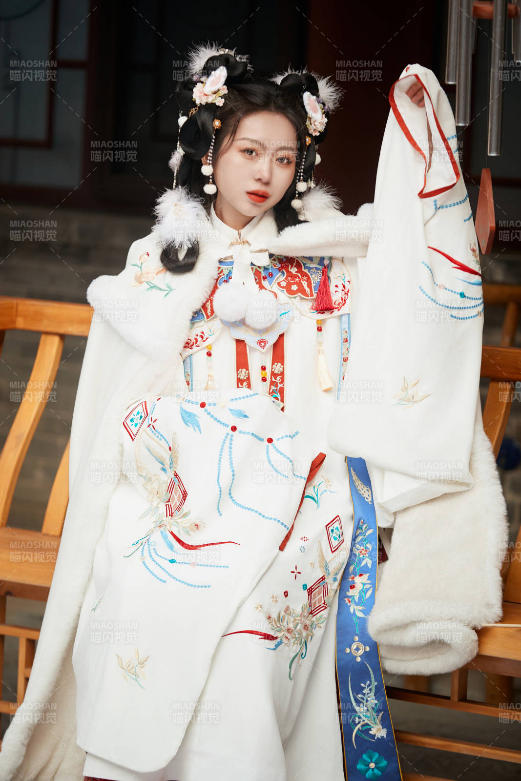 大雪后戶外身穿明朝漢服的亞洲少女