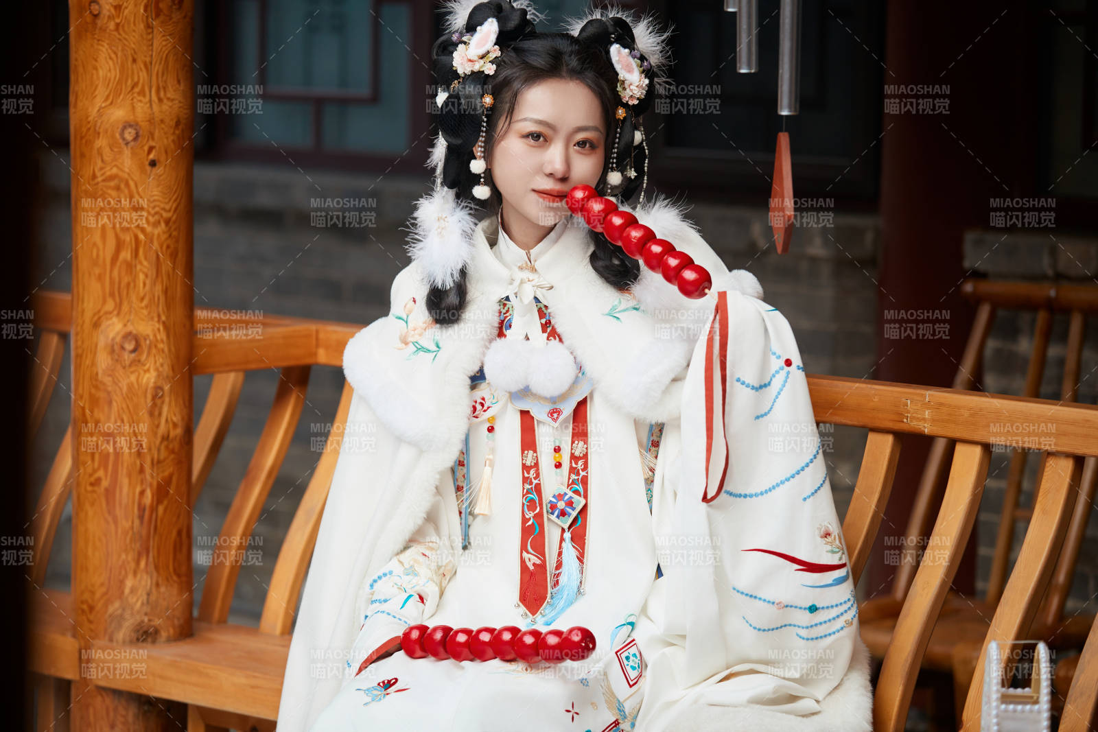 大雪后戶外身穿明朝漢服的亞洲少女