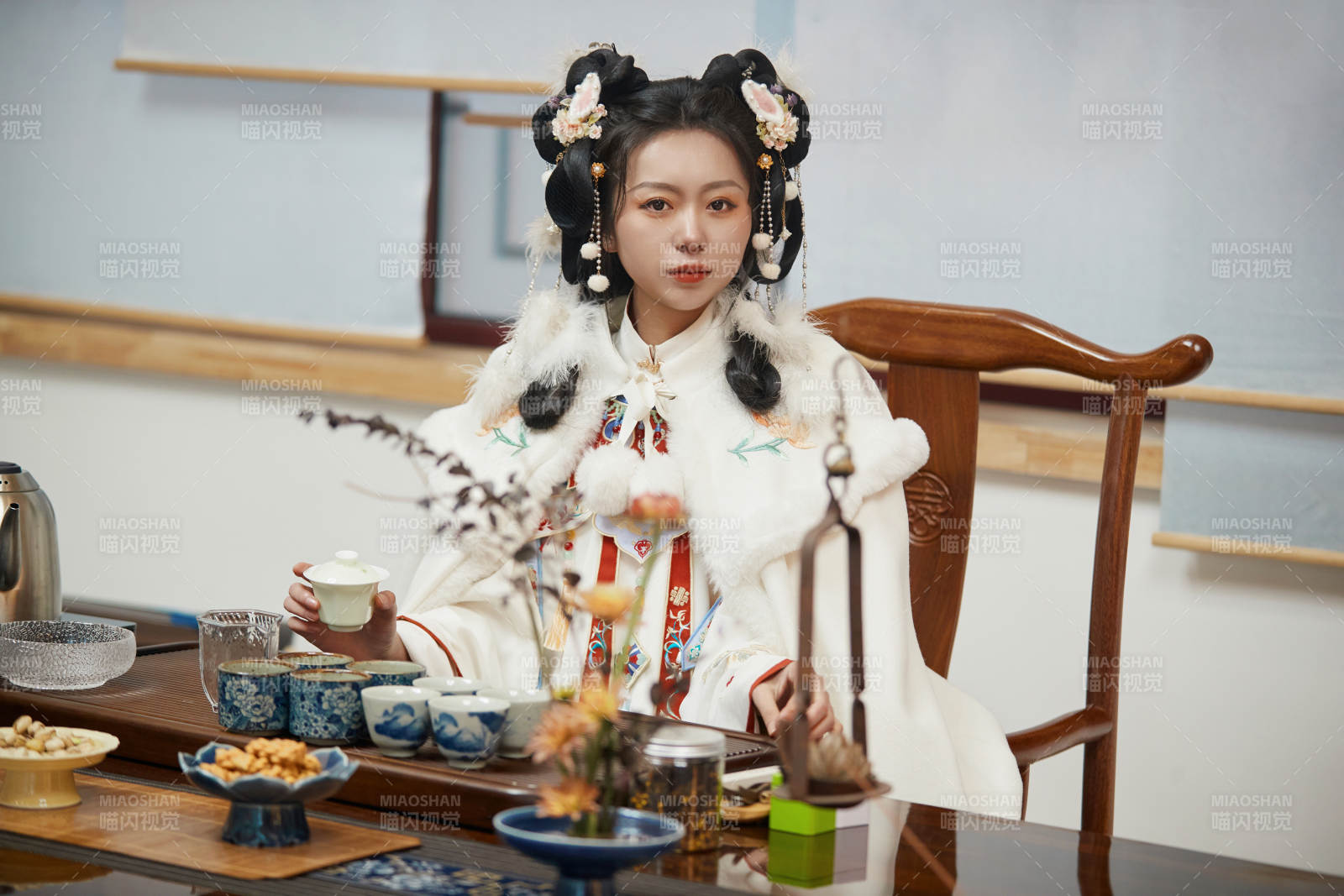 身穿漢服展示茶道文化的亞洲少女