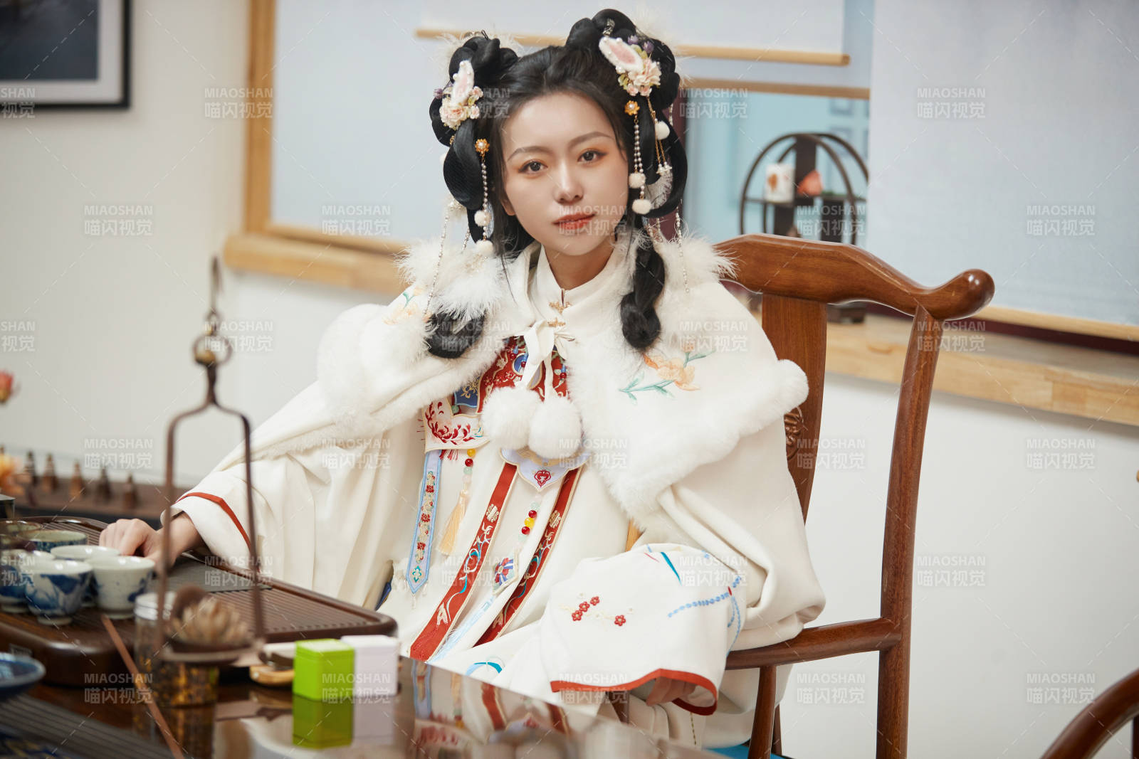 身穿漢服展示茶道文化的亞洲少女