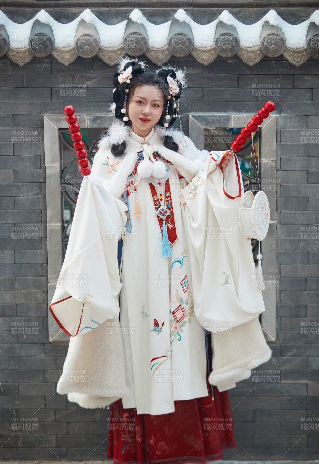 大雪后戶外身穿明朝漢服的亞洲少女