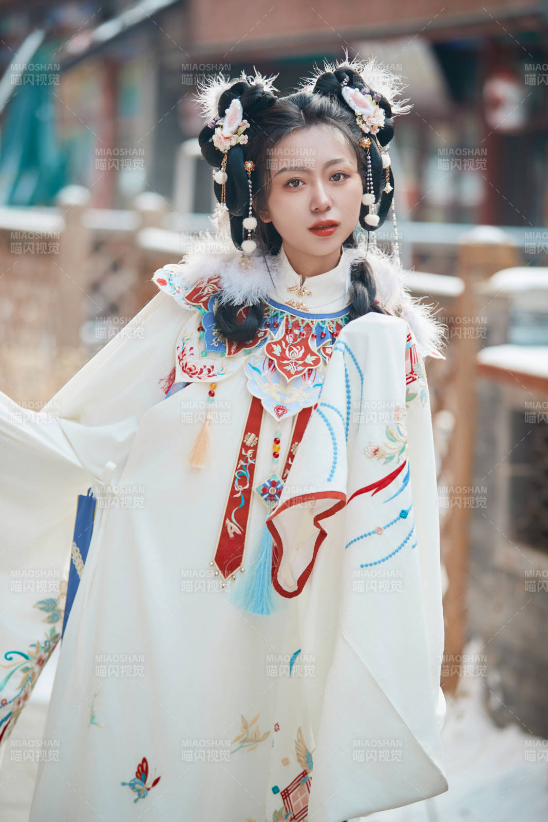 大雪后戶外身穿明朝漢服的亞洲少女