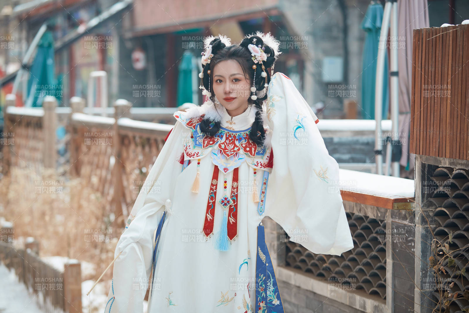 大雪后戶外身穿明朝漢服的亞洲少女