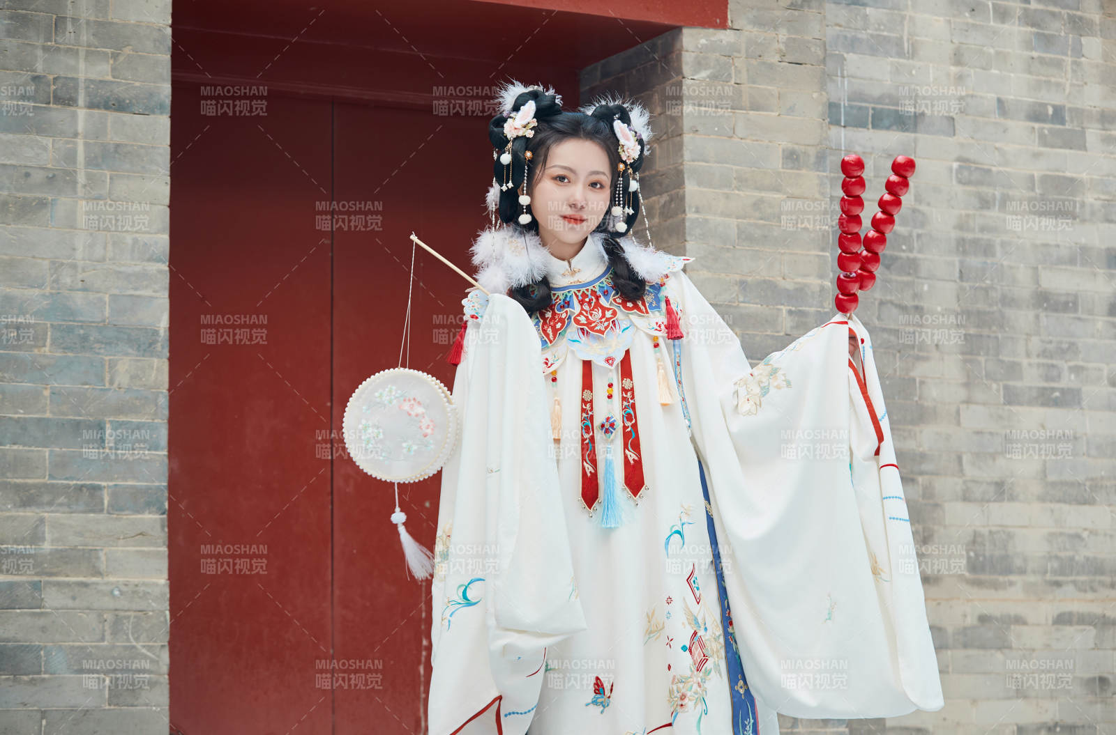 大雪后戶(hù)外身穿明朝漢服的亞洲少女