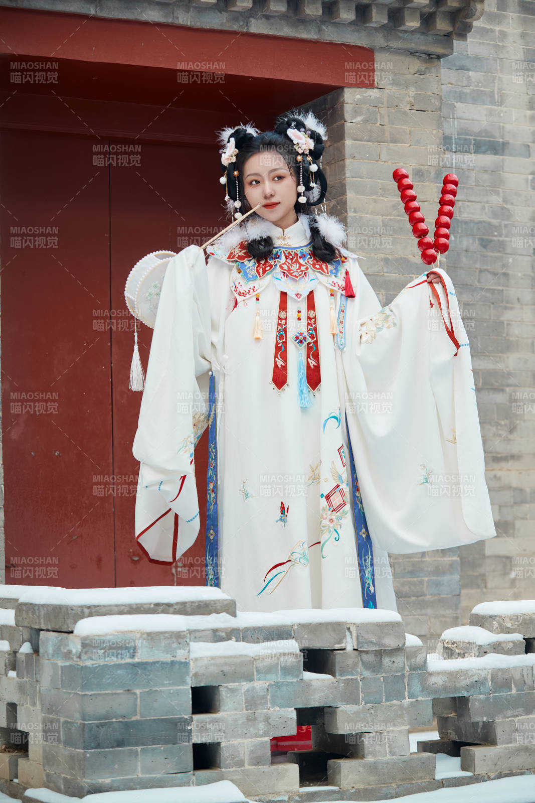 大雪后戶外身穿明朝漢服的亞洲少女