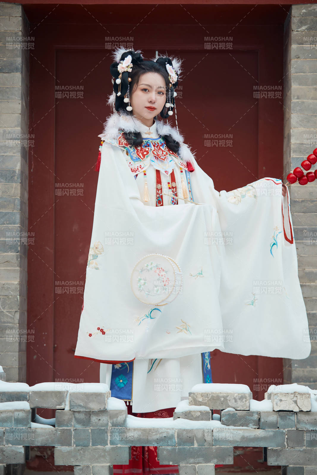 大雪后戶外身穿明朝漢服的亞洲少女