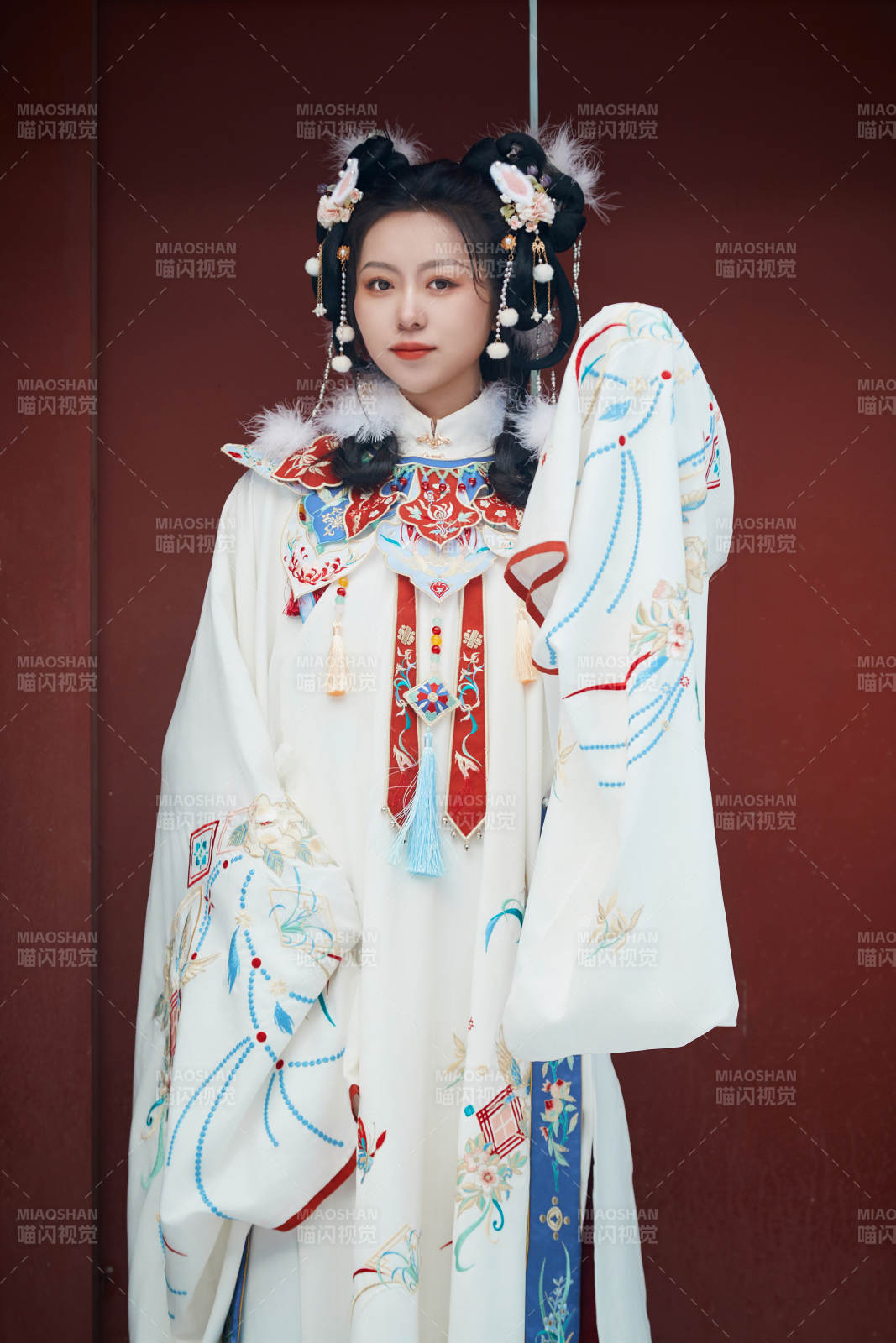 大雪后戶外身穿明朝漢服的亞洲少女