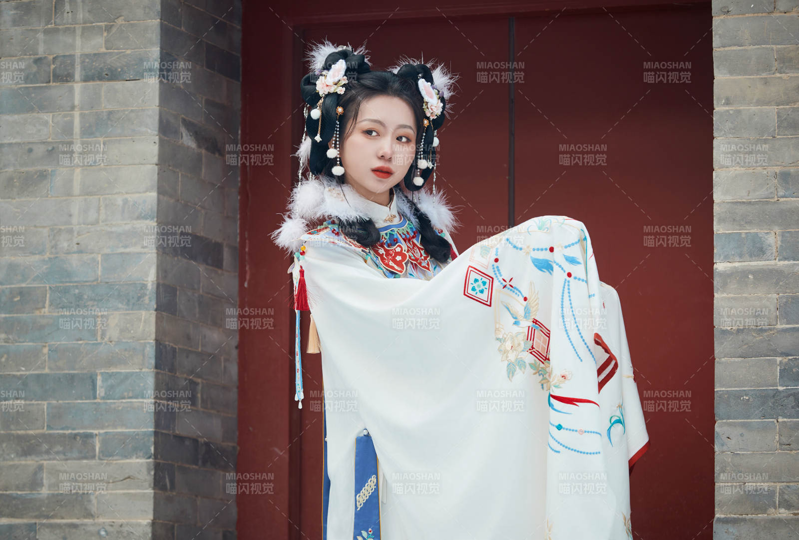 大雪后戶外身穿明朝漢服的亞洲少女