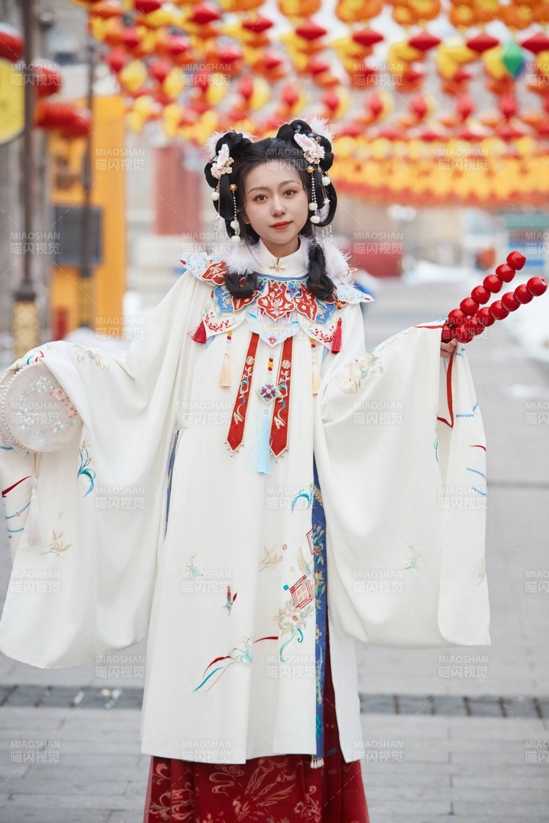 大雪后戶外身穿明朝漢服的亞洲少女