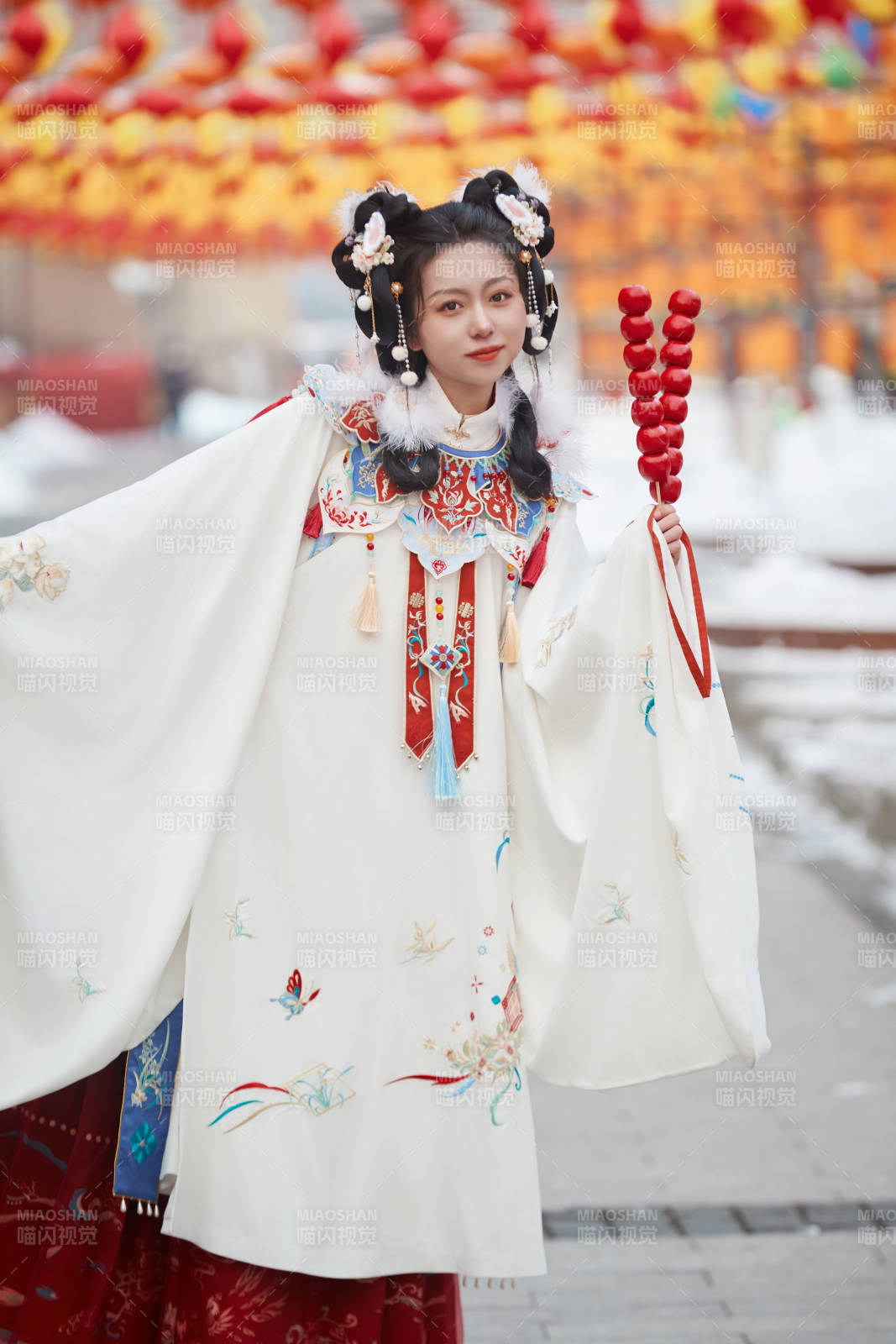 大雪后戶外身穿明朝漢服的亞洲少女