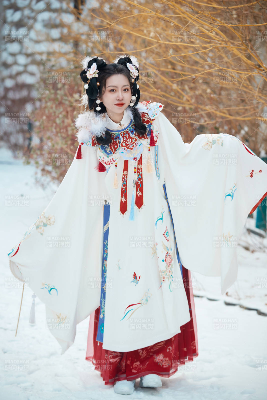 大雪后戶外身穿明朝漢服的亞洲少女