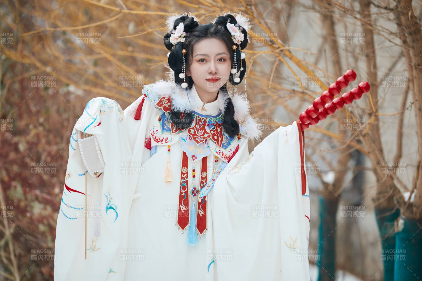 大雪后戶外身穿明朝漢服的亞洲少女