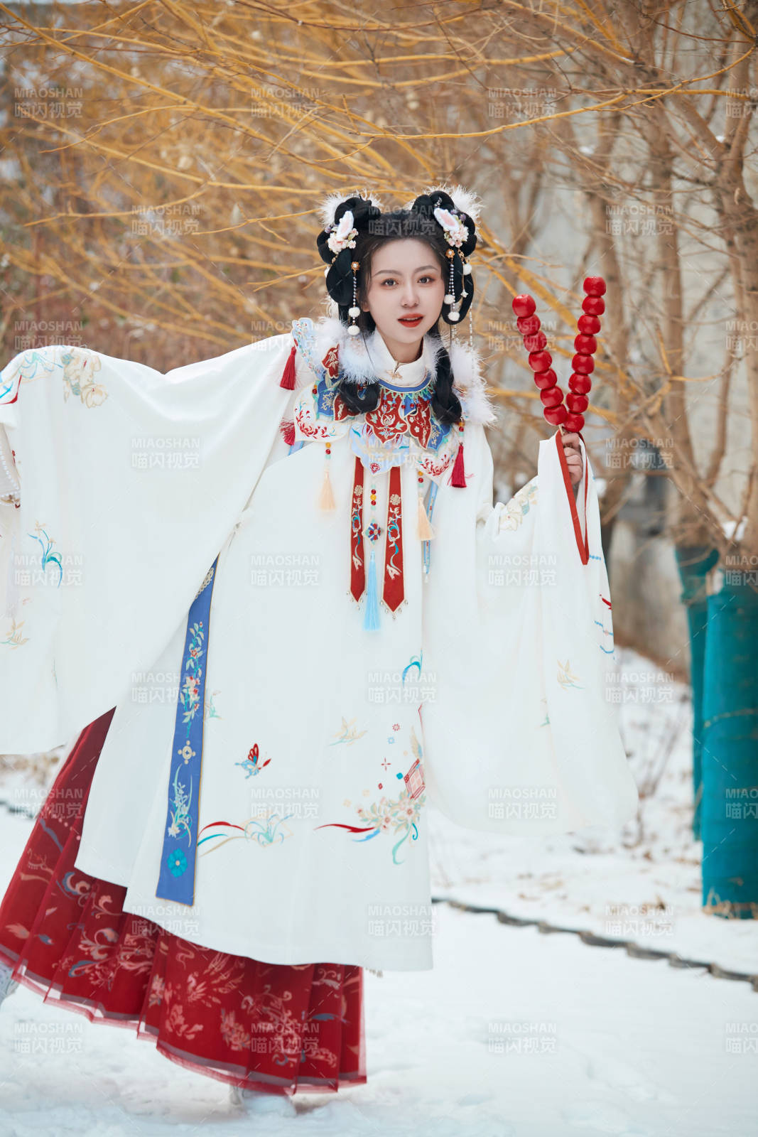 大雪后戶外身穿明朝漢服的亞洲少女