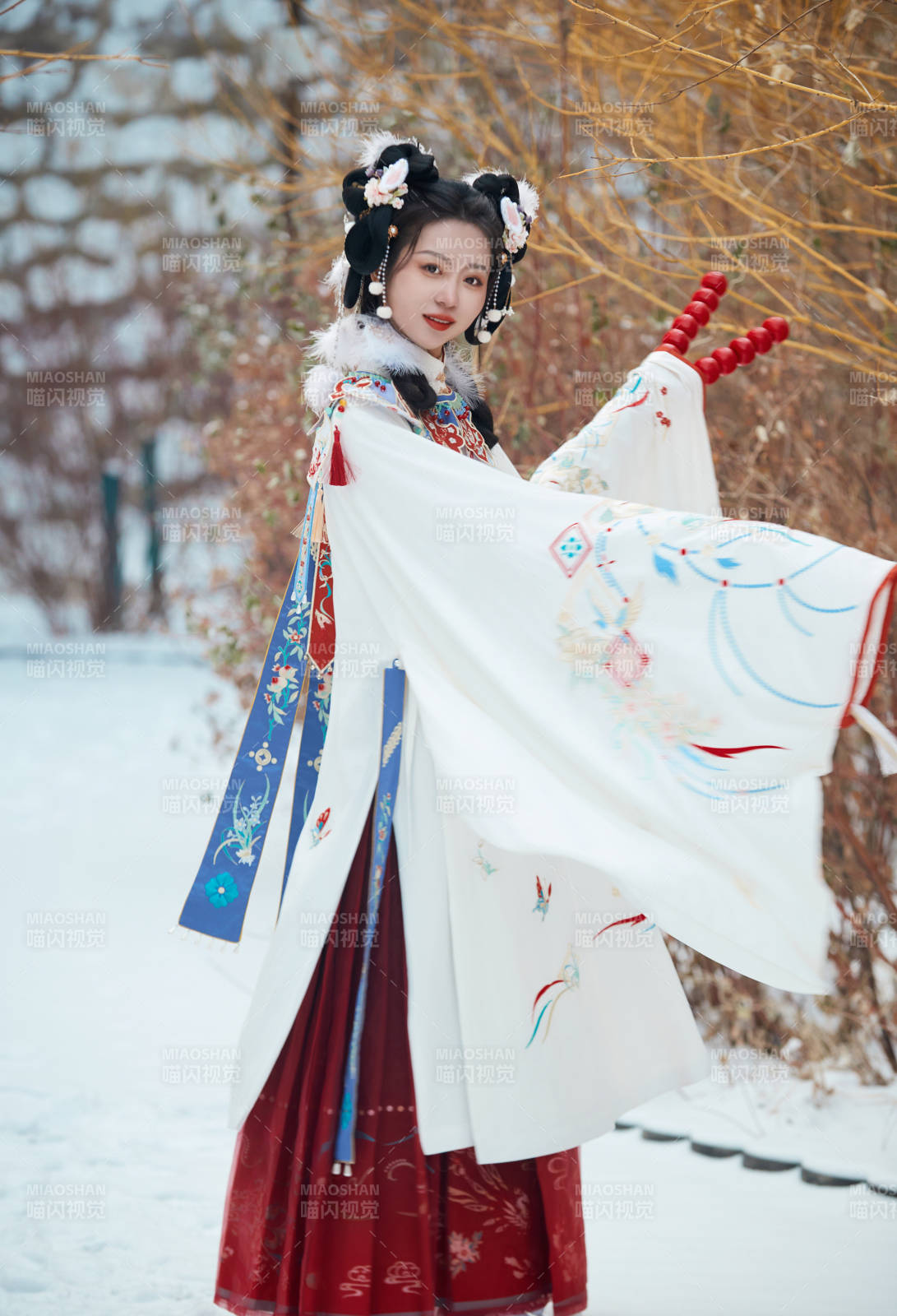 大雪后戶外身穿明朝漢服的亞洲少女