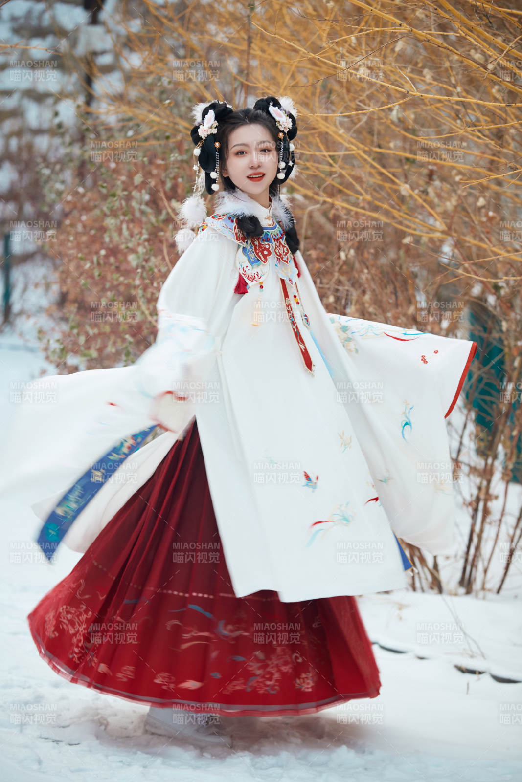 大雪后戶外身穿明朝漢服的亞洲少女
