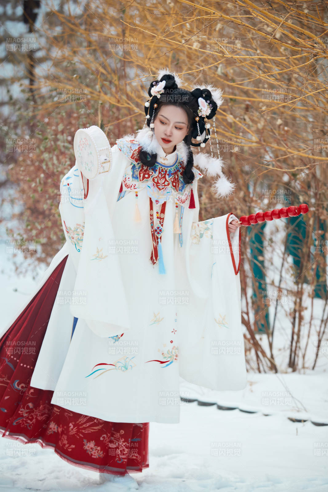 大雪后戶外身穿明朝漢服的亞洲少女