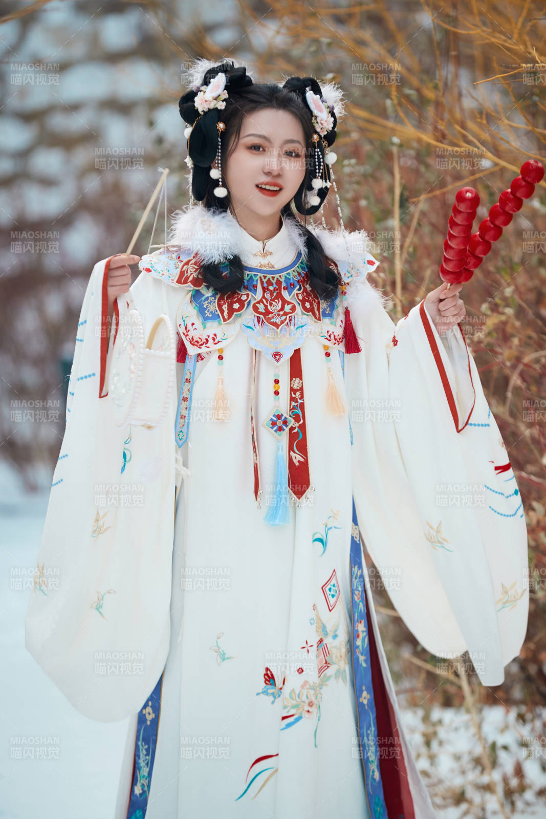 大雪后戶外身穿明朝漢服的亞洲少女