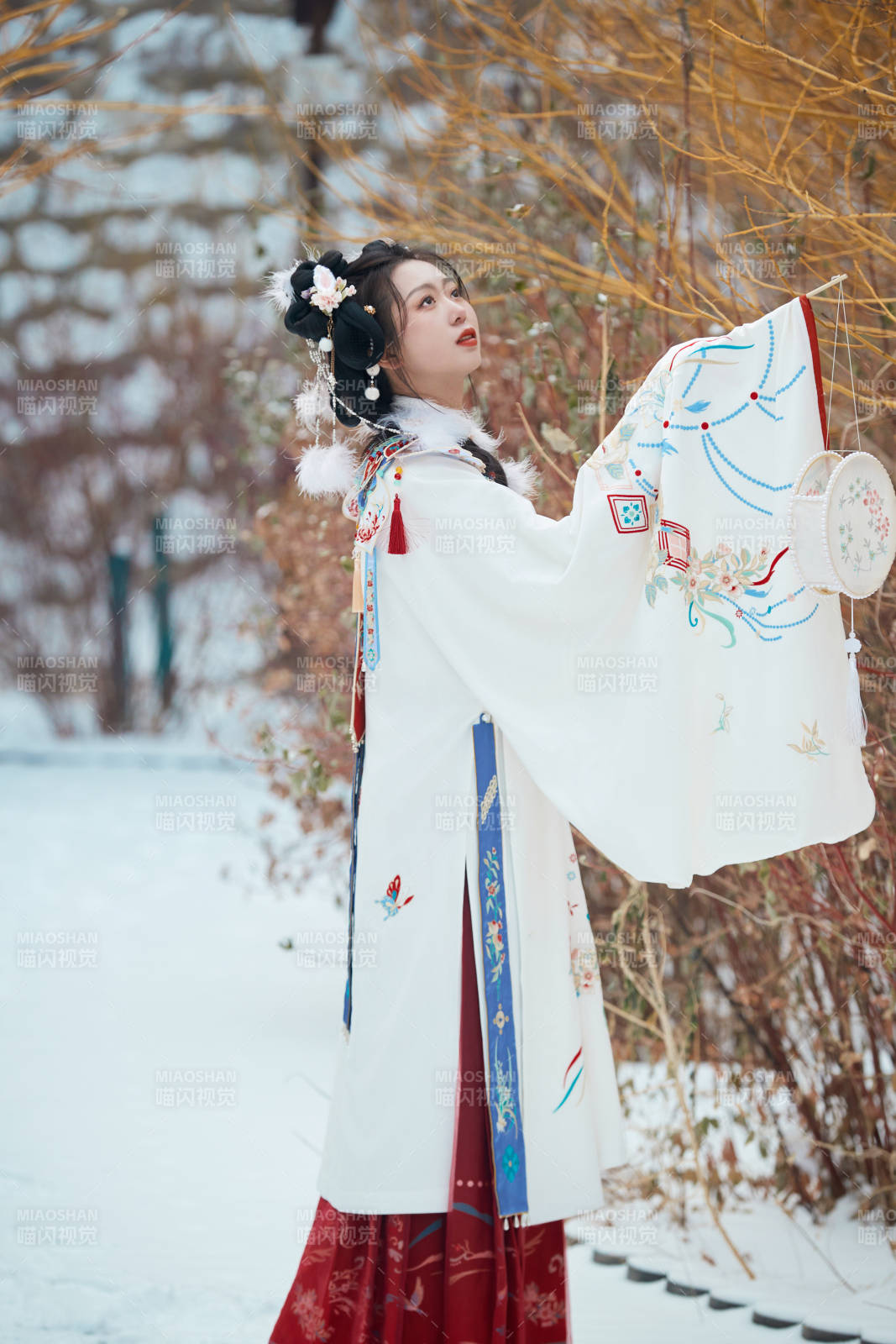 大雪后戶外身穿明朝漢服的亞洲少女