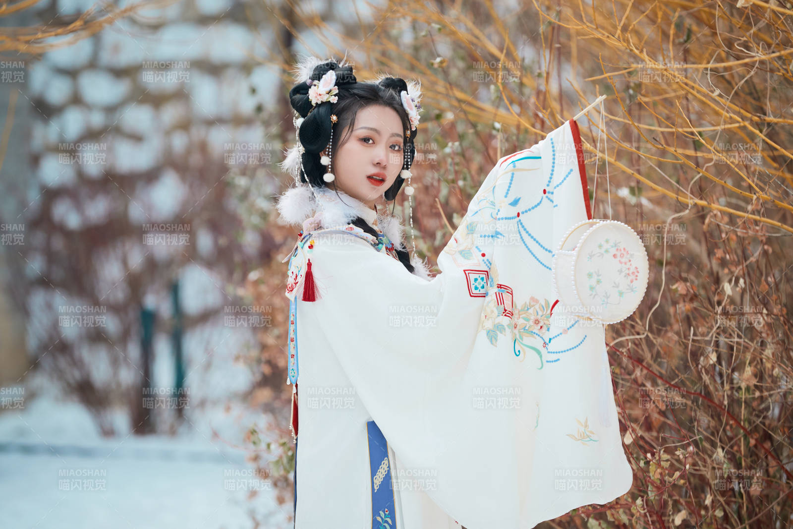 大雪后戶外身穿明朝漢服的亞洲少女