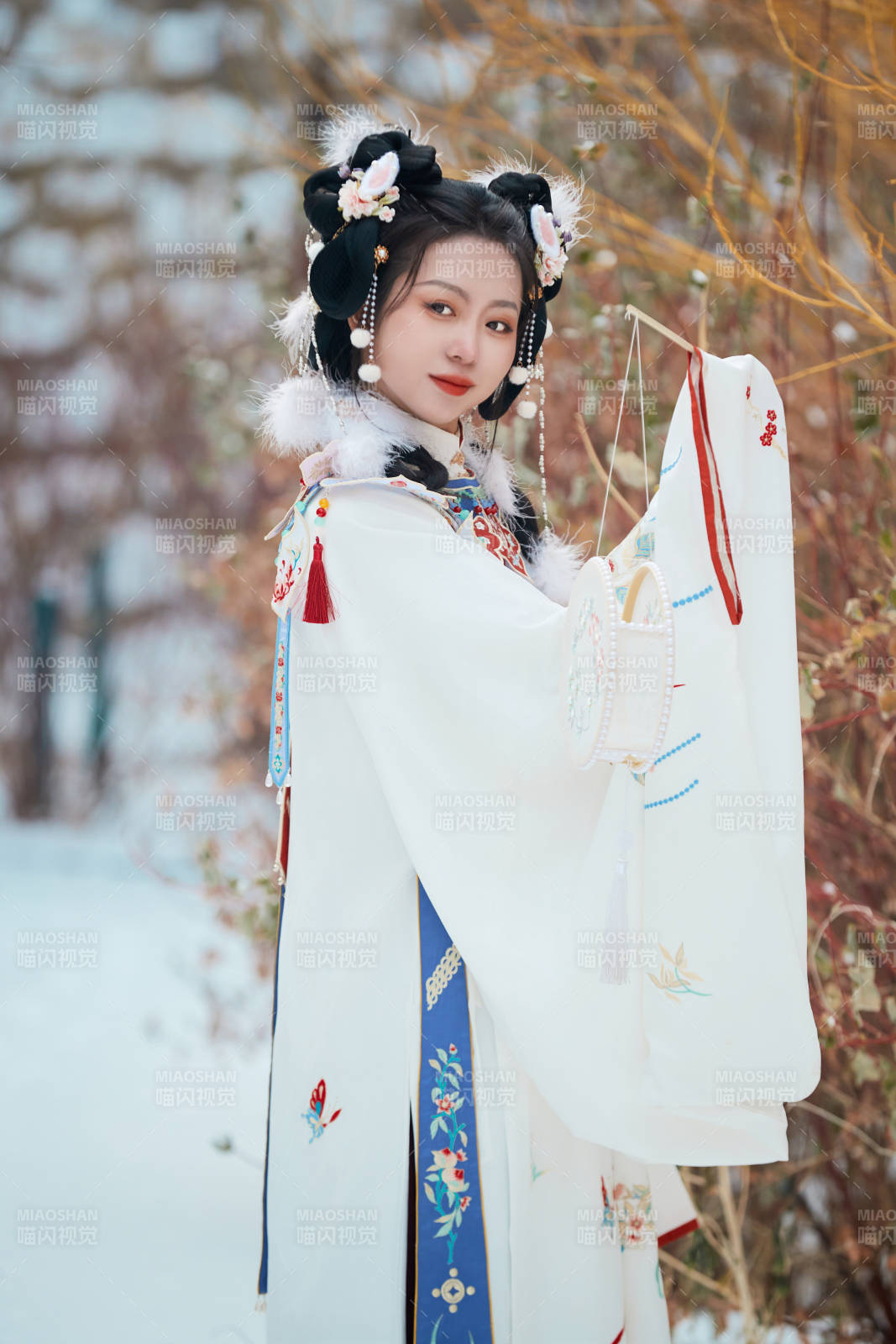 大雪后戶(hù)外身穿明朝漢服的亞洲少女