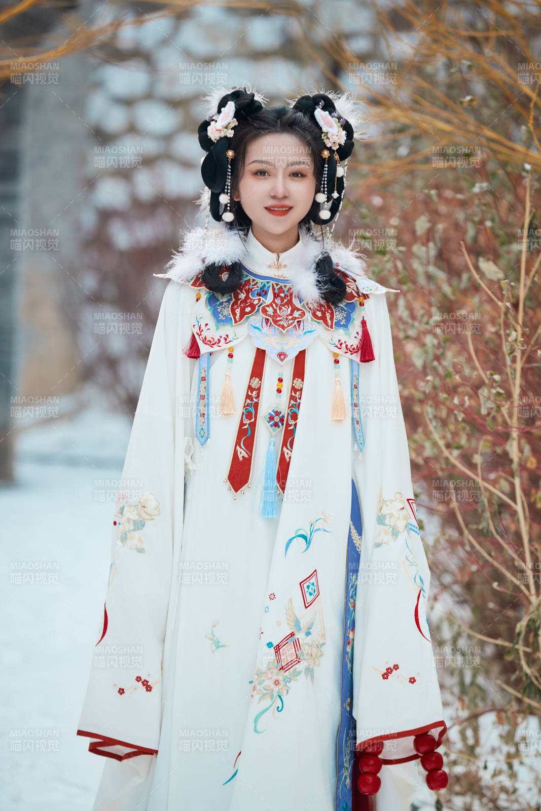 大雪后戶外身穿明朝漢服的亞洲少女