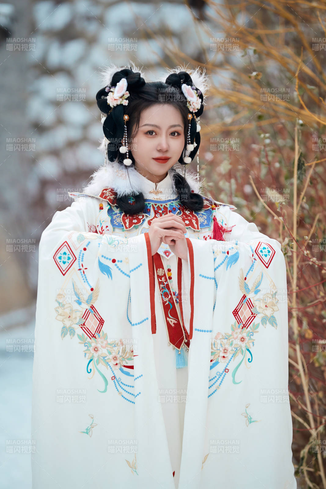 大雪后戶外身穿明朝漢服的亞洲少女