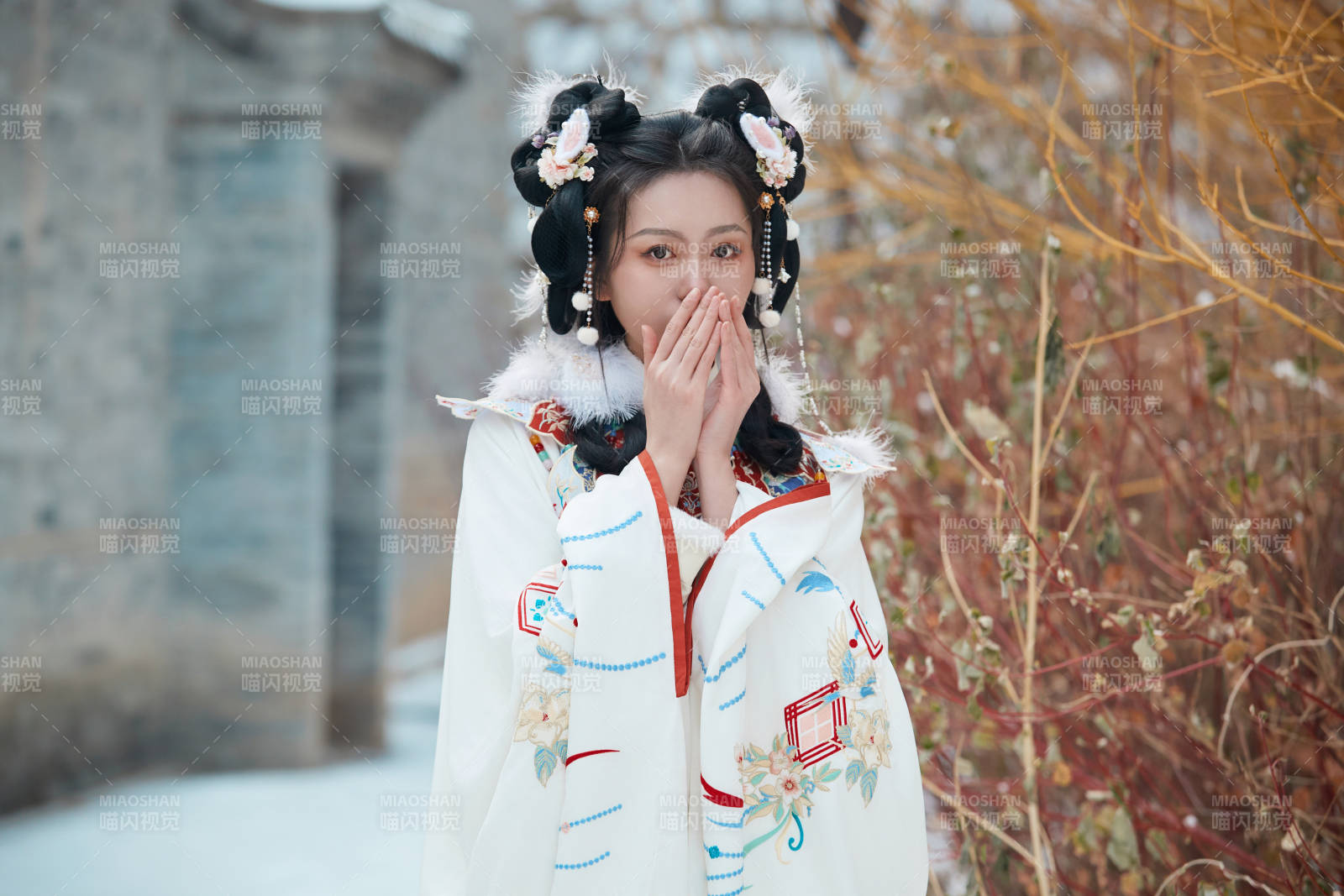大雪后戶外身穿明朝漢服的亞洲少女