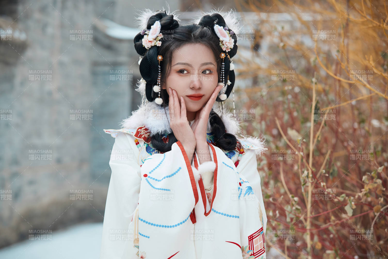 大雪后戶外身穿明朝漢服的亞洲少女