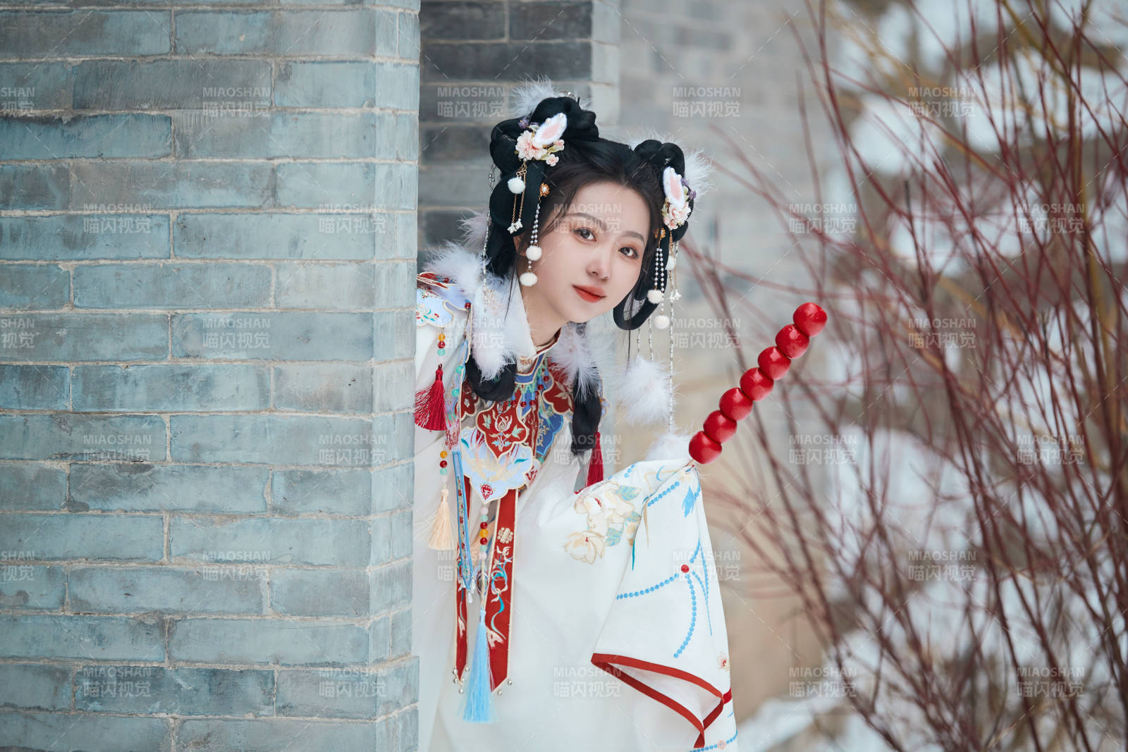 大雪后戶外身穿明朝漢服的亞洲少女