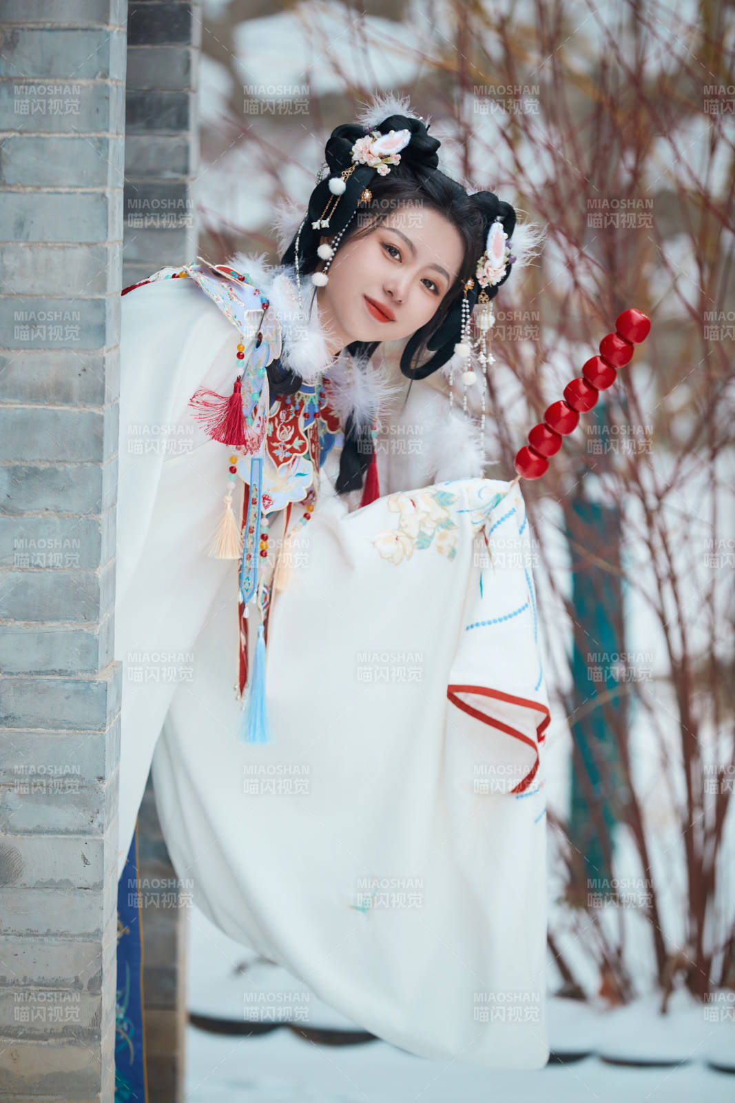 大雪后戶外身穿明朝漢服的亞洲少女
