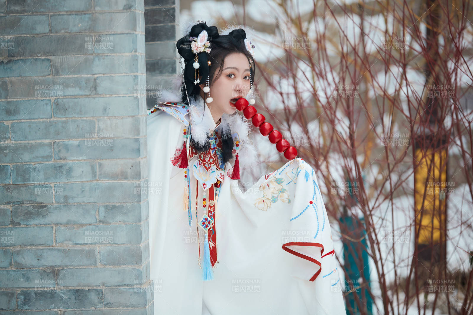 大雪后戶外身穿明朝漢服的亞洲少女
