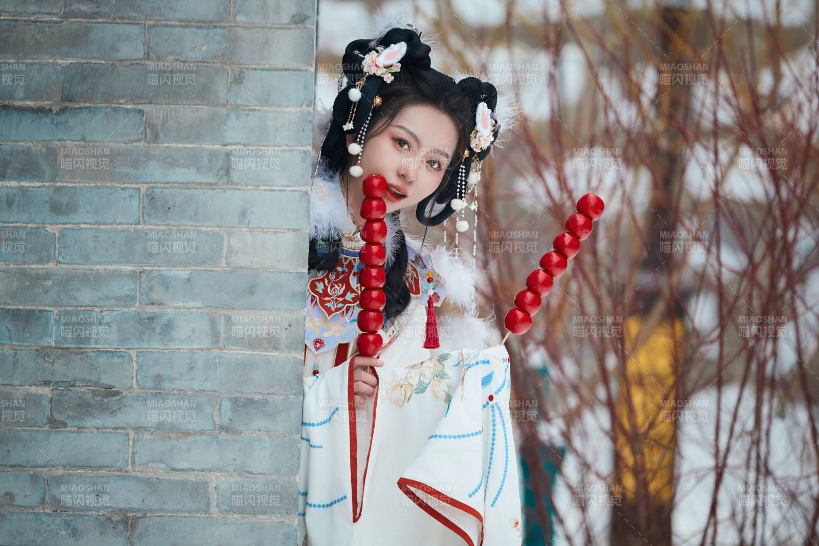 大雪后戶外身穿明朝漢服的亞洲少女