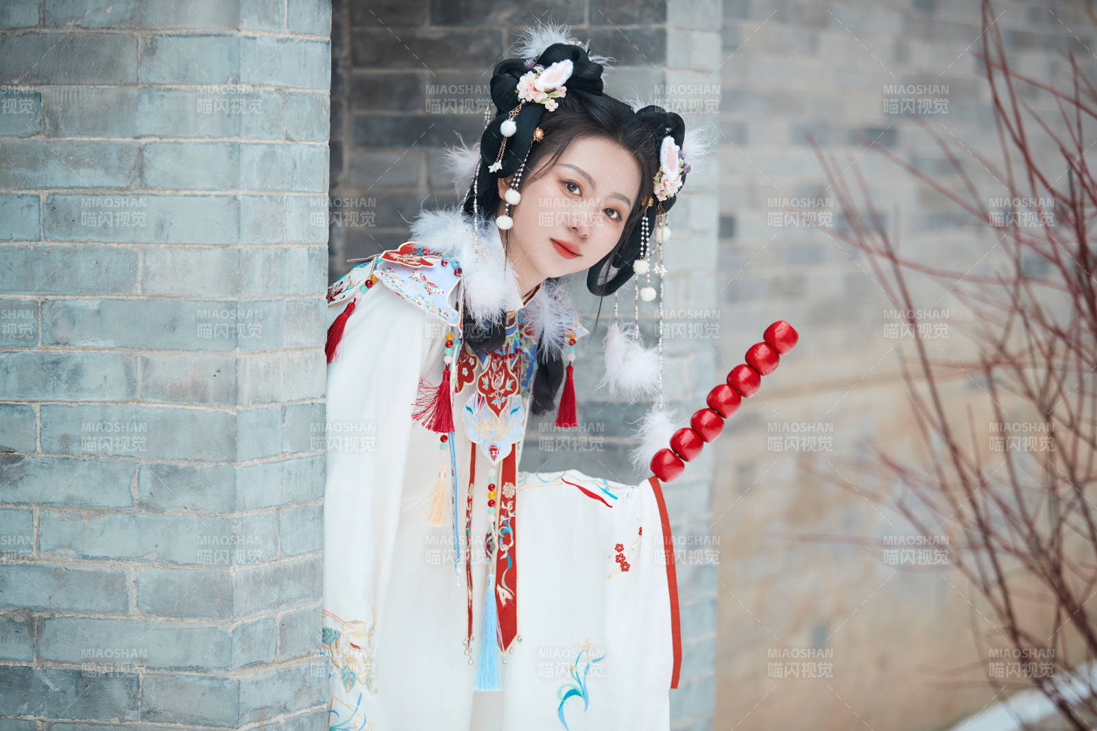大雪后戶外身穿明朝漢服的亞洲少女