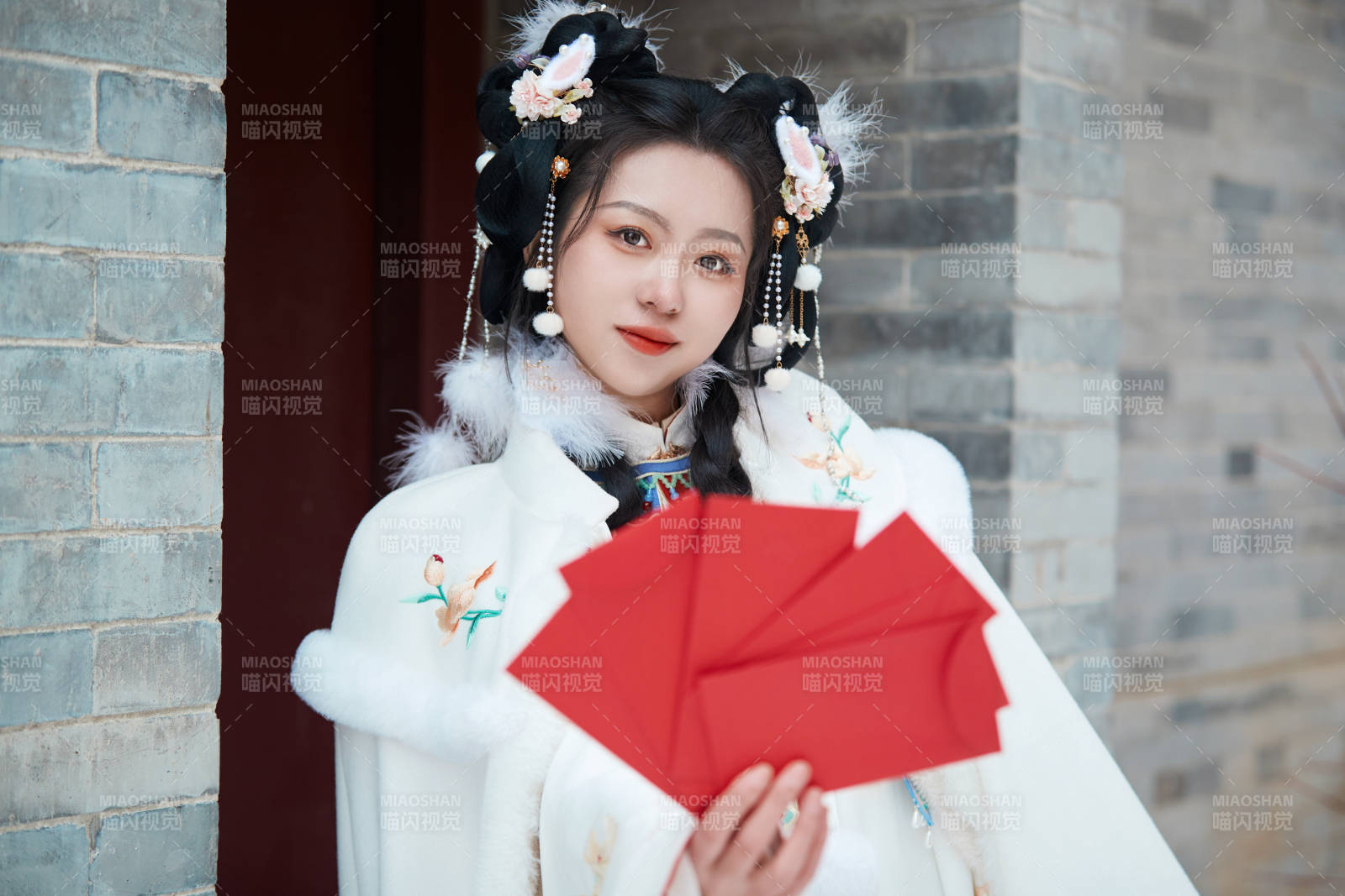 大雪后戶外身穿明朝漢服的亞洲少女