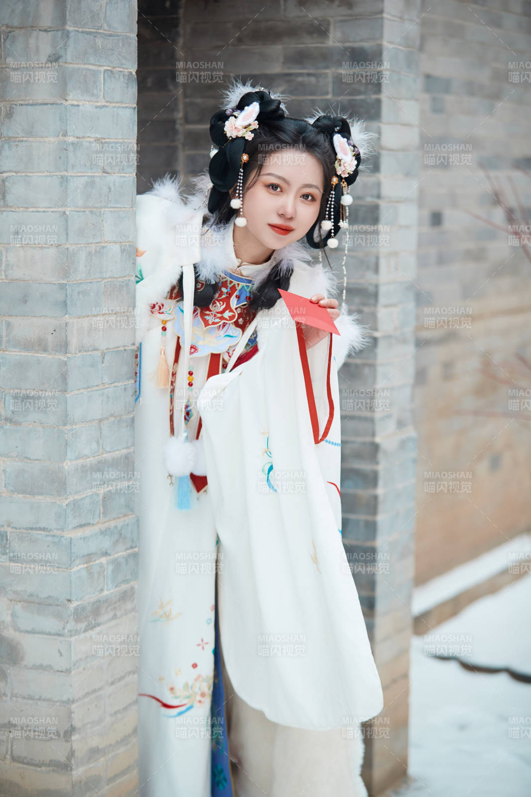 大雪后戶外身穿明朝漢服的亞洲少女